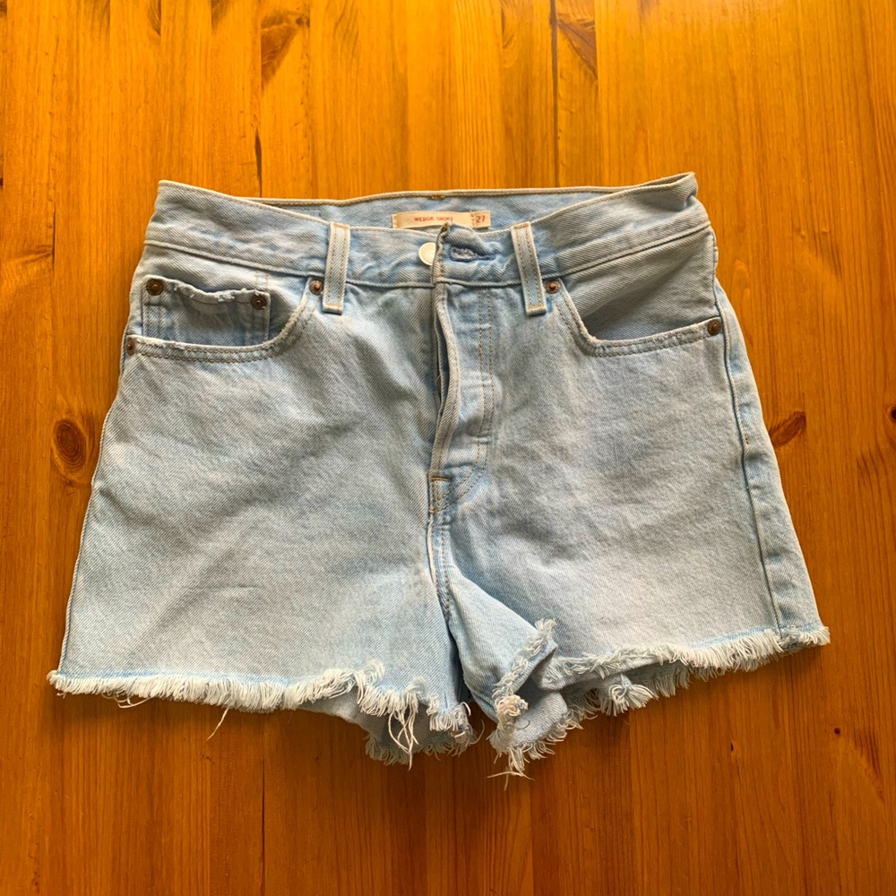 LIKE NEW Levi’s Wedgie Jean Shorts W27